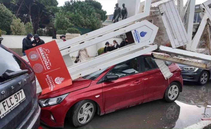Üsküdar’da tırın üzerindeki ekskavatör tabelaya çarptı: 7 araç zarar gördü