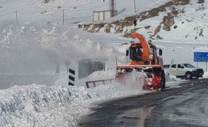 Van-Çatak yolunda 5. gün: Geçişler sadece acil ve öncelikli araçlara açık