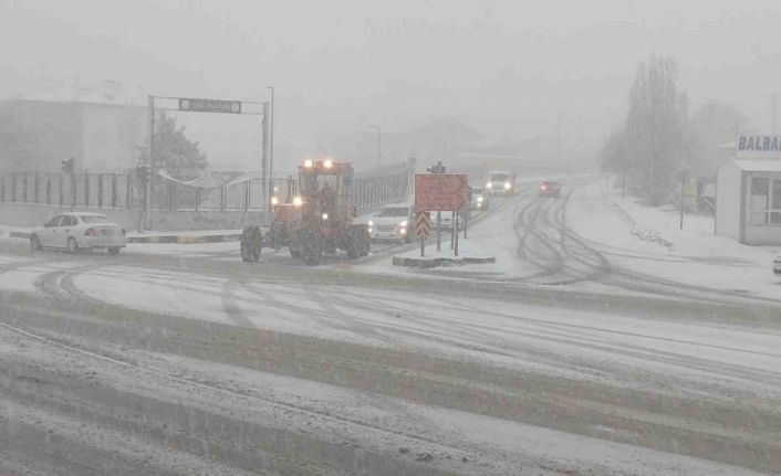 Van’da kar yağışı trafiği olumsuz etkiledi: Maddi hasarlı kazalar meydana geldi