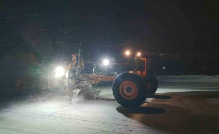 Van’da Kurubaş Geçidi’nde kar ve tipi ulaşımı olumsuz etkiliyor