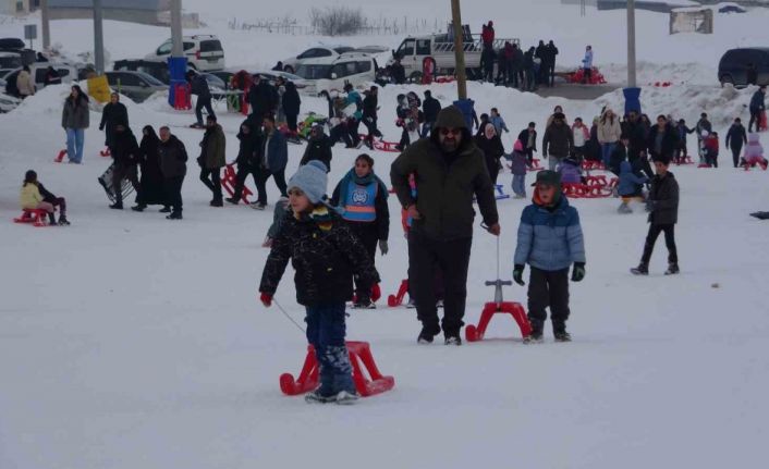 Vanlı çocuklar, yarıyıl tatilinin son günlerini kayak merkezinde geçirdi
