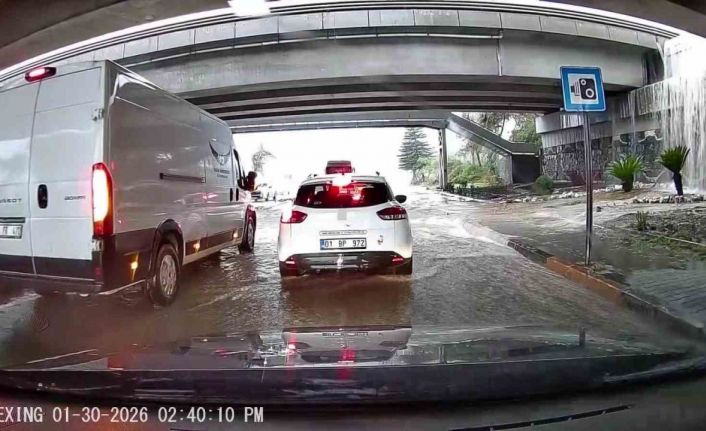 Yağmur, Adana’yı felç etti: Hortum oluştu, araçlar yolda mahsur kaldı