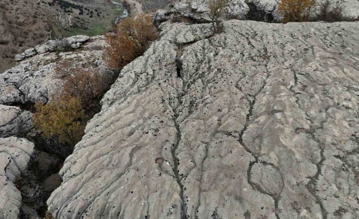 Yaklaşık 20 bin yılın sonunda kimyasal yönden aşınan taşın üzerinde su kollarının minyatürü ortaya çıktı