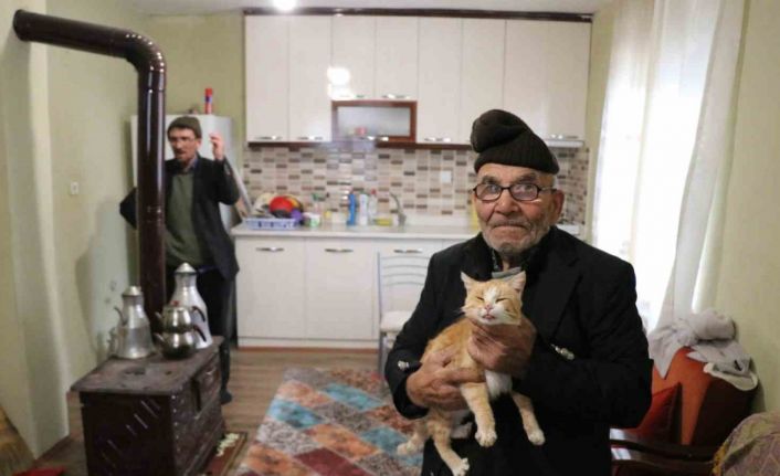 Yanan evinin önünde kedisine sarıldığı fotoğrafla tanınan Ali Meşe vefat etti