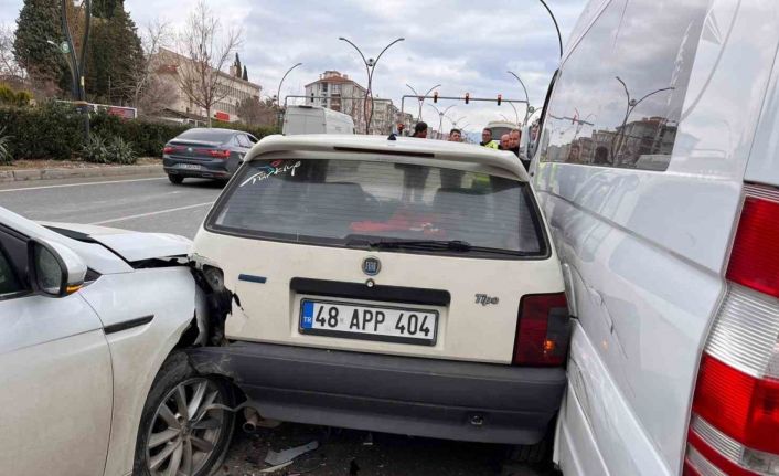 Yatağan’daki kazada üç araç hasar gördü