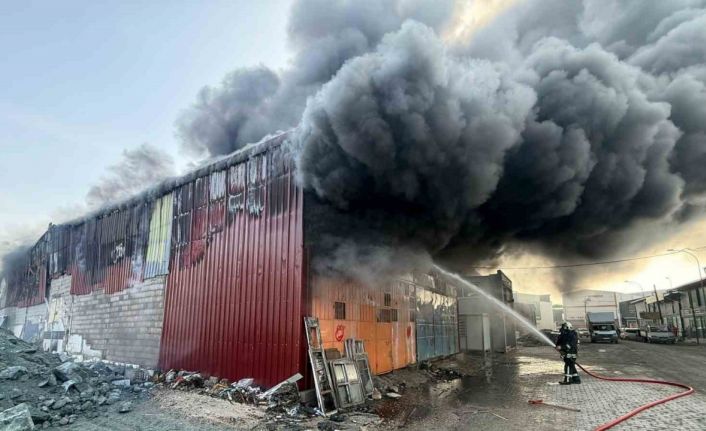 Yıllarca verdiği emekler alev alev yanan esnaf, ’ciğerimiz yandı’ diyerek duygularını dile getirdi