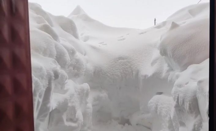 Yoğun kar ilçeyi esir aldı, hayvancılıkla uğraşanların zorlu mesaisi kameraya yansıdı