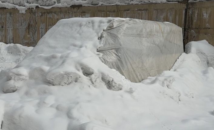 Yüksekova ’Buz Devri’ni yaşıyor: Araçlara brandalı koruma, çatılarda dev sarkıtlar