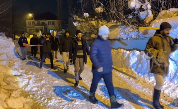 Yüksekova’da cemaat namazdayken çatı çöktü: İmam anons etti, köylü küreği ve halatıyla yardıma koştu