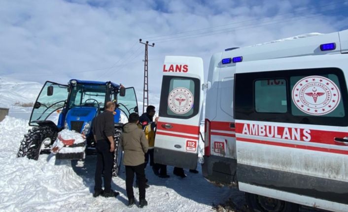 Yüksekova’da film sahnelerini aratmayan görüntüler: Hastayı kurtarmak için traktörle seferber oldular