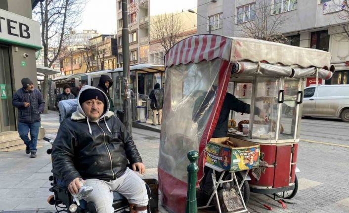 Yüzde 76 engeli olmasına ekmek parasını kazanmak için eksi 17 derecede simit satıyor