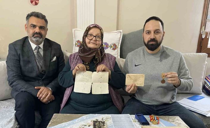 Yüzünü görüp, sesini duymadığı şehit babasının kendisi için yazdığı 75 yıllık mektubu yıllardır saklıyor