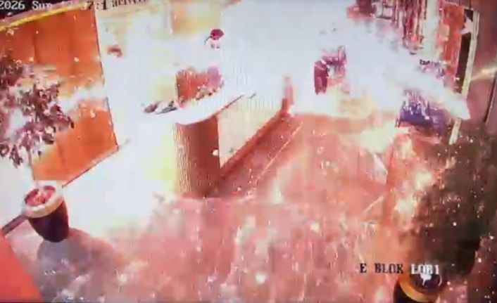 Zeytinburnu’ndaki lüks siteye getirilen kargo paketinin bomba gibi patladığı anların görüntüleri çıktı