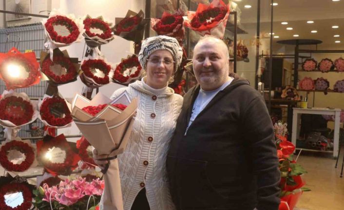 "11 kez istedim, 11’incide aldım" dedi, 26 yıllık aşkını gül ile taçlandırdı