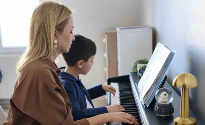 3 buçuk yaşında piyano çalmaya başladı, 8 yaşında satrançta 3 şampiyonluk yaşadı