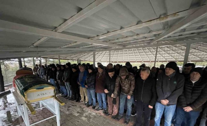 Aile ziyareti dönüşünde kazada ölen anne ve kızı yan yana defnedildi