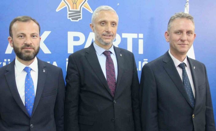 AK Parti Kütahya milletvekilleri, Başkan Güneş’in yerel kıyafetli fotoğrafı üzerinden yapılan paylaşıma tepki gösterdi