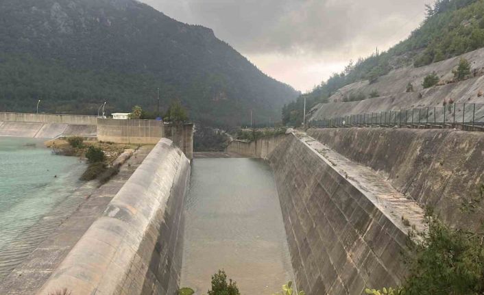 Alanya Dim Barajı’nda  su seviyesi yükseldi bölgeye yakın bazı evlerin tedbir amaçlı boşaltılması istendi