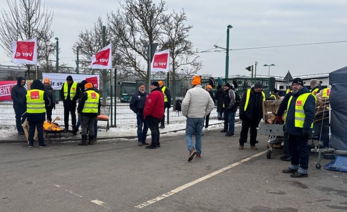 Almanya’da 100 bin çalışan iş bıraktı, toplu taşıma durma noktasına geldi