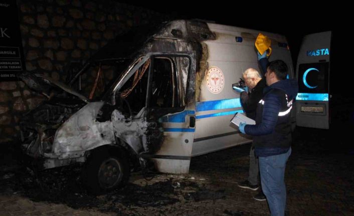 Ambulans alev aldı: Kahraman şoför, hasta ve yakınlarını kurtardı, oksijen tüplerinin patlamasını önledi