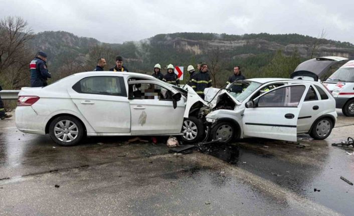 Antalya-Isparta yolunda iki otomobil kafa kafaya çarpıştı: 6 ölü, 6 yaralı