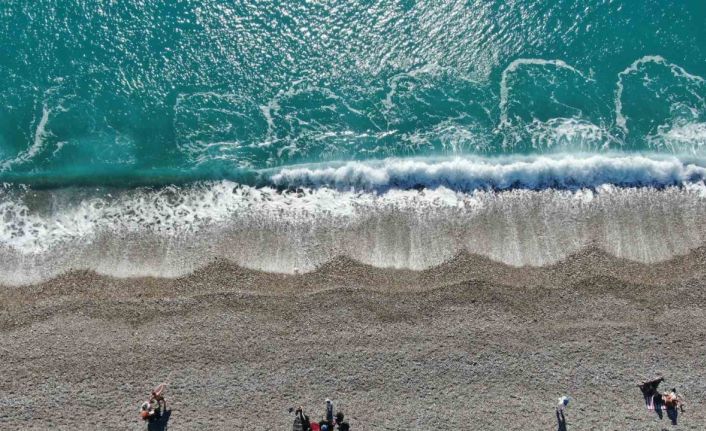 Antalya’da bir gün arayla iki mevsim: Dün sağanak ve fırtına, bugün deniz keyfi