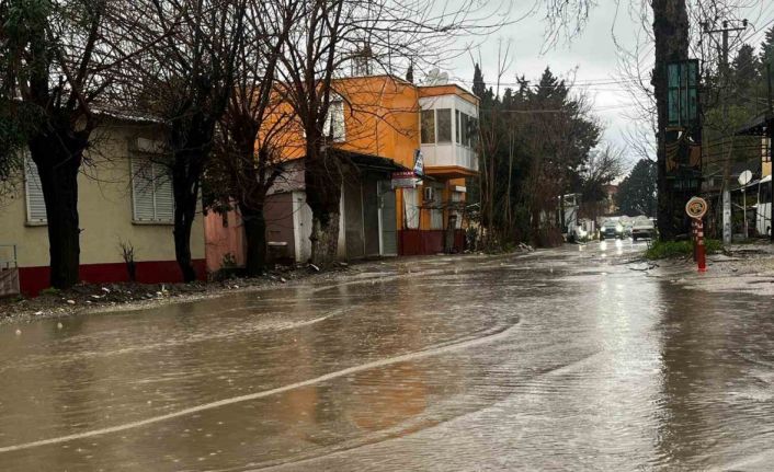 Antalya’da kuvvetli sağanak taşkınlara yol açtı minibüste mahsur kalanlar kepçe yardımıyla kurçarıldı