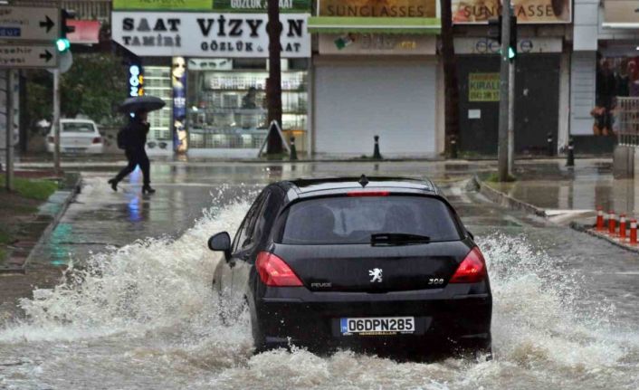 Antalya’da ’Sarı Kod’ uyarısı: Rögarlar taştı, telef olmuş dana kıyıya vurdu
