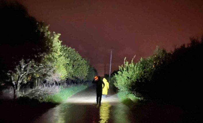 Antalya’da sel sularının bastığı barınakta mahsur kalan 27 köpek botlarla kurtarıldı