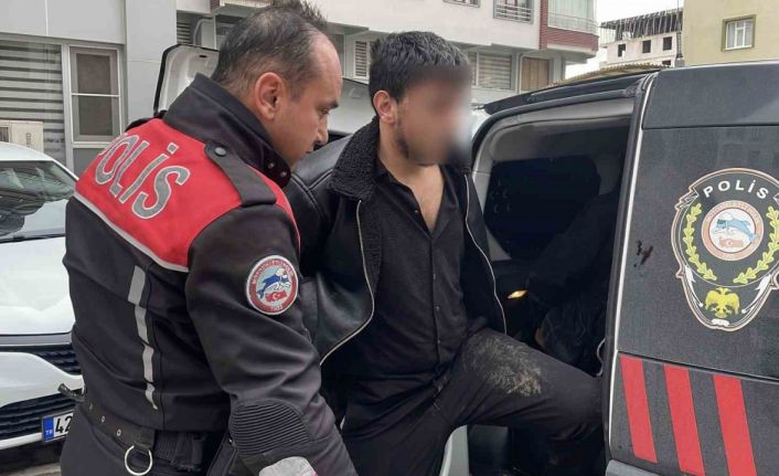 Araçtan uyuşturucu maddeyi attılar, yakalanınca ‘üzerimde bir şey yok" savunması yaptılar