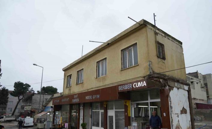 Asrın felaketi meslek aşkını yıkamadı: 50 yıllık berber, hasarlı dükkanını terk etmedi