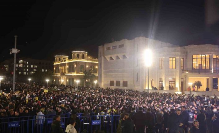 Asrın felaketinin 3’ünci yıl dönümünde Hatay’da binlerce kişi sessiz yürüyüş gerçekleştirdi