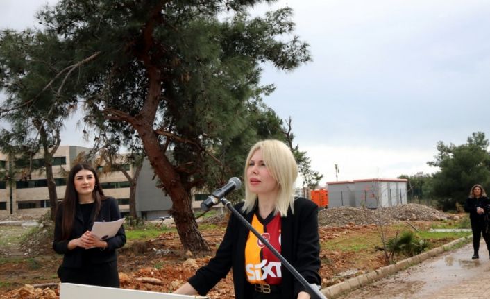 AÜ Rektörü Prof. Dr. Özkan, ağaç dikimine Galatasaray formasıyla gelip, Fenerbahçe’ye başarı diledi