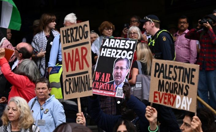 Avustralya polisinden namaz kılan Filistin yanlısı protestoculara sert müdahale