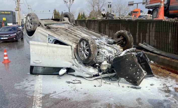 Aynı yerde 5 saat arayla ikinci kaza: Otomobil yan yola düşüp ters döndü, 2 kişi yaralandı