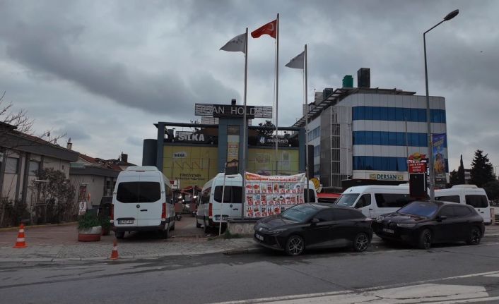 Bakırköy’deki market otoparkında "Servis Minibüsü" krizi: Müşteriler ve işletmeci isyan etti