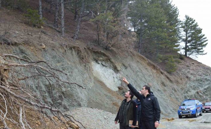 Baraj gölünde artan su seviyesi orman ve arazi yollarında heyelana neden oldu