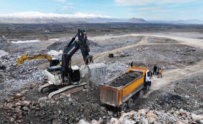 Başkan Çolakbayrakdar: "Kayseri’de tek, Türkiye’de sayılı agrega tesisimizle yeni rekora hazırlanıyoruz"