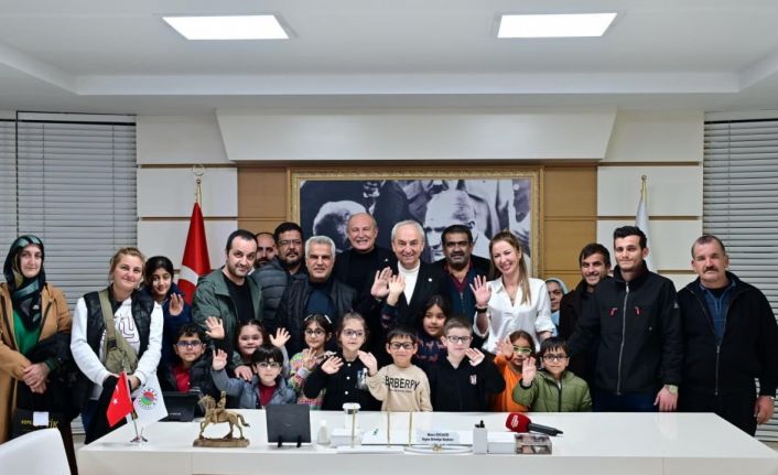 Başkan Kocagöz, görme sorunu olan öğrencilere gözlüklerini teslim etti