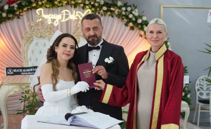 Başkan Subaşı genç çiftin nikahını kıyarak, bir ömür boyu mutluluklar diledi