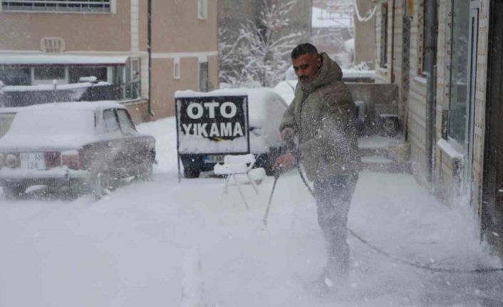 Bayburtlu esnaftan karla mücadeleye pratik çözüm: Karı yüksek basınçlı suyla temizledi