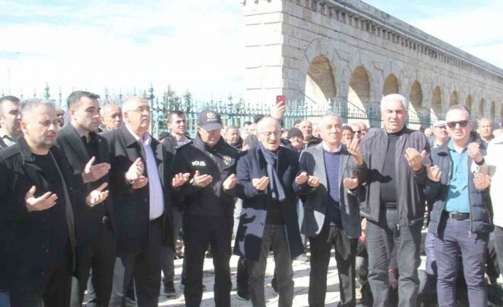 Beyşehir Gölü kıyısında rahmet ve berekete şükür için eller duaya açıldı