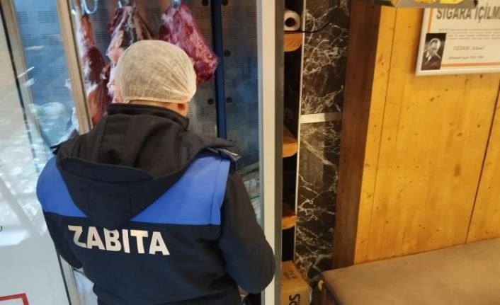 Bilecik’te kasaptaki tüketim tarihi geçmiş tavuk ve kokoreçe el kondu