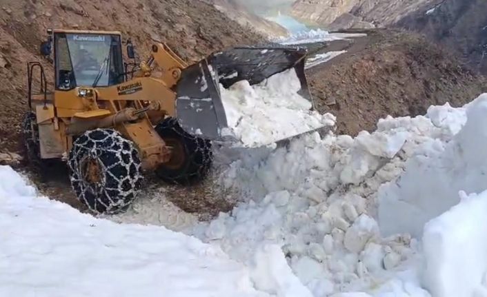 Bingöl’de Özel İdare ekipleri zorlu arazi şartlarında çalışmalarını sürdürüyor