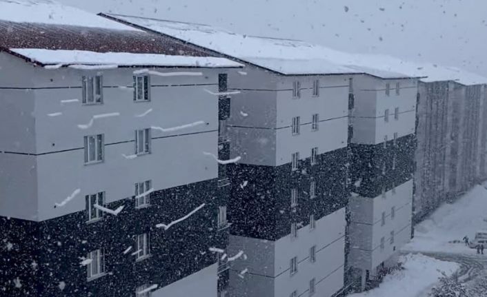 Bitlis’te çatıdan caddeye düşen kar kütleleri görsel şölen sundu