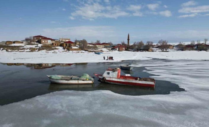 Bitlis’te donan göller erken ısınmayla çözülmeye başladı