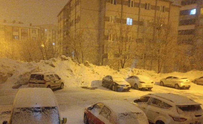 Bitlis’te gece yarısı kar yağışı etkisini arttırdı