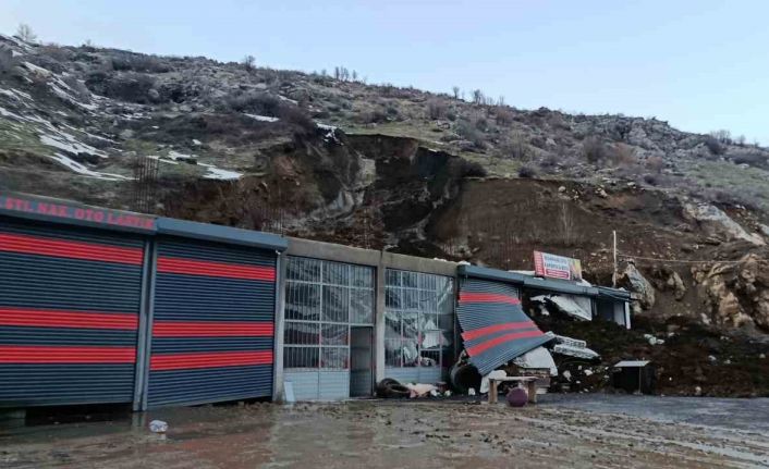 Bitlis’te heyelan: Sanayi sitesindeki dükkan toprak yığını altında kaldı
