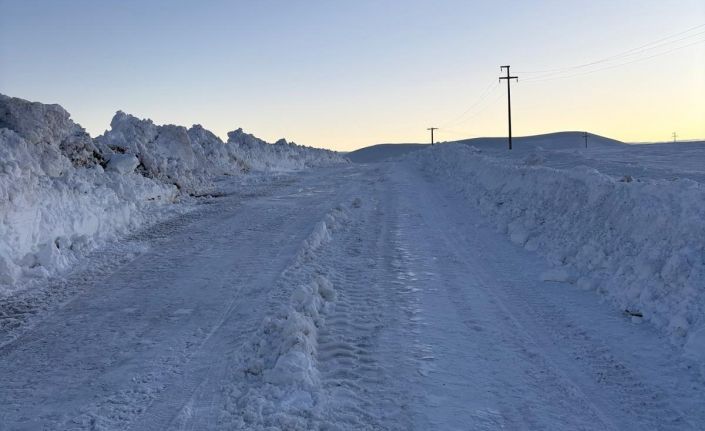 Bitlis’te kardan kapanan köy yolları yeniden açılıyor