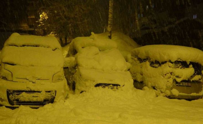 Bitlis’te kent merkezi beyaza büründü